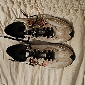 New Balance 327 Sneakers